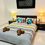 Seaside Spinola In St Julians, Queen Beds Apartment